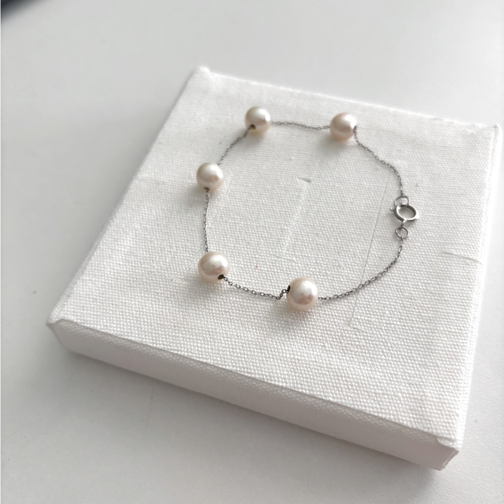 Pearl bracelet in sterling silver chain